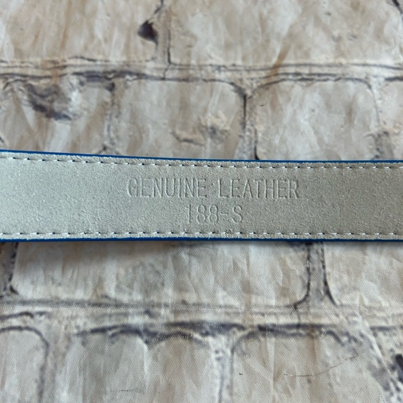 WOMENS BLUE GENUINE LEATHER BELT WITH SILVER BUCKLE WITH HANG TAG - Picture 7 of 8